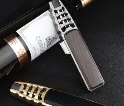 Merkloos Turbo Jetflame Aansteker - Gasbrander - Vuurwerk Torch - Crème Brûlée Brander - BBQ En Sigaren Aansteker - Windproof - Carbon Met Goudkleurige Metalen Behuizing -Keuken BBQ 1200x1028 2