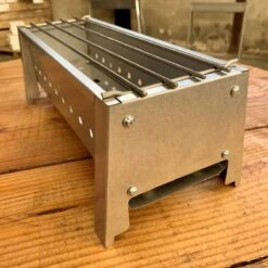 Spiedini Saté-bbq Bali 40 Mini - Kleine, Smalle Houtskoolbarbecue Met Horizontaal Rooster Voor Sate Of Andere Spiesjes - 40 Cm Lang, 11 Cm Breed, 14 Cm Hoog - Ideaal Voor Tuin- Of Open Haard, Of Balkon - Materiaal: Gealuminiseerd Ijzer -Keuken BBQ 1200x1200 26