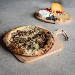 Boska Pizzaschep Amigo - Voor Warme En Koude Pizza - Kort Handvat - Beukenhout - 30 Cm Breed 8 Boska Pizzaschep Amigo - Voor Warme En Koude Pizza - Kort Handvat - Beukenhout - 30 Cm Breed -Keuken BBQ 1200x1200 342