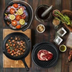 Dutch Mountains Gietijzeren Pannenset 7-delig - Dutch Oven – Braadpan - Grillpan - Hapjespan - Kookset In Houten Transportkist - Deksellifter - Brander -Keuken BBQ 1200x1200 745