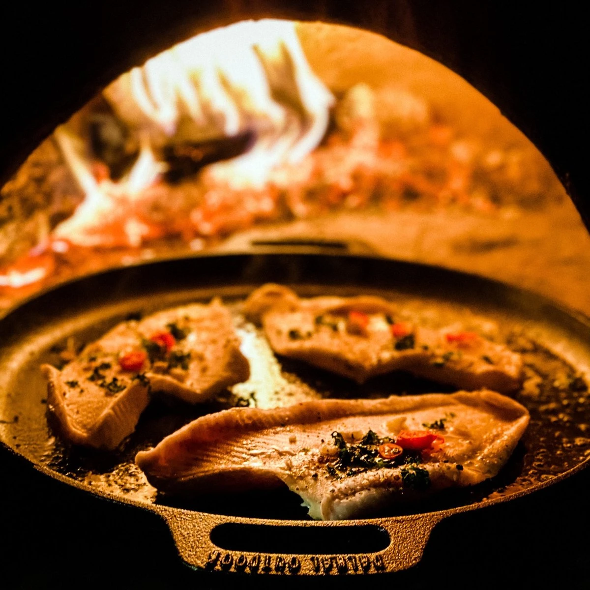 Valhal Outdoor Skillet / Plancha / Koekenpan - Gietijzer - Diameter 35cm, Twee Handvatten, VH35F 8 Valhal Outdoor Skillet / Plancha / Koekenpan - Gietijzer - Diameter 35cm, Twee Handvatten, VH35F - Afbeelding 6