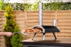 Ooni Fyra 12 Houtpellets Gestookte Pizzaoven -Keuken BBQ 1200x798 1
