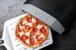 Ooni Pizzaschep Aluminium - Perforated Pizza Peel 12 Inch -Keuken BBQ 1200x800 45