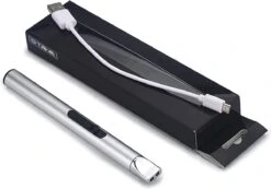 Staza - Oplaadbare Lange Elektrische Aansteker - Duurzame Plasma Aansteker - Inclusief Cadeauverpakking - BBQ - Kaarsen - Zwart 8 Staza - Oplaadbare Lange Elektrische Aansteker - Duurzame Plasma Aansteker - Inclusief Cadeauverpakking - BBQ - Kaarsen - Zwart -Keuken BBQ 1200x839 1