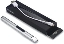 Staza Oplaadbare Lange Elektrische Aansteker - Duurzame Plasma Aansteker - Inclusief Cadeauverpakking - BBQ - Kaarsen 9 Staza Oplaadbare Lange Elektrische Aansteker - Duurzame Plasma Aansteker - Inclusief Cadeauverpakking - BBQ - Kaarsen -Keuken BBQ 1200x839 2