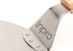 Inpro Pizzaschep RVS - Rond - Voor BBQ En Oven - Pizzaspatel - Taartschep - Houten Handvat - BBQ Gereedschap - Keukengerei - 30 Cm Diameter - Spatel -Keuken BBQ 1200x842 2